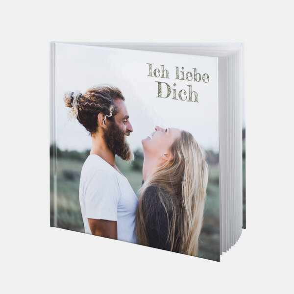 Das Fotobuch zeigt ein verliebtes Paar auf dem Cover mit der Aufschrift „Ich liebe Dich“ als persönliche Geschenkidee.